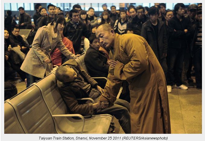 Chinese-Monk-prays-over-a-dead-man-in-Shanxi-China.jpg