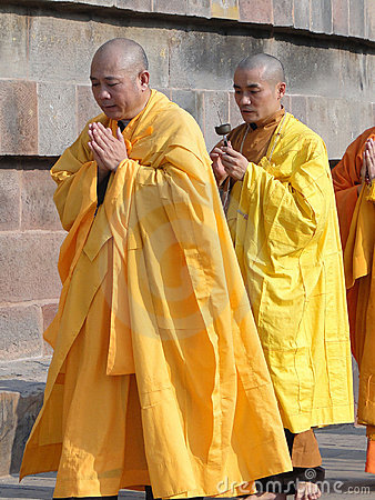 japanese-monks-perform-buddhist-rituals-12144393.jpg