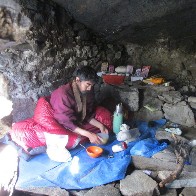 mingyur-rinpoche-cooking-in-cave.jpg