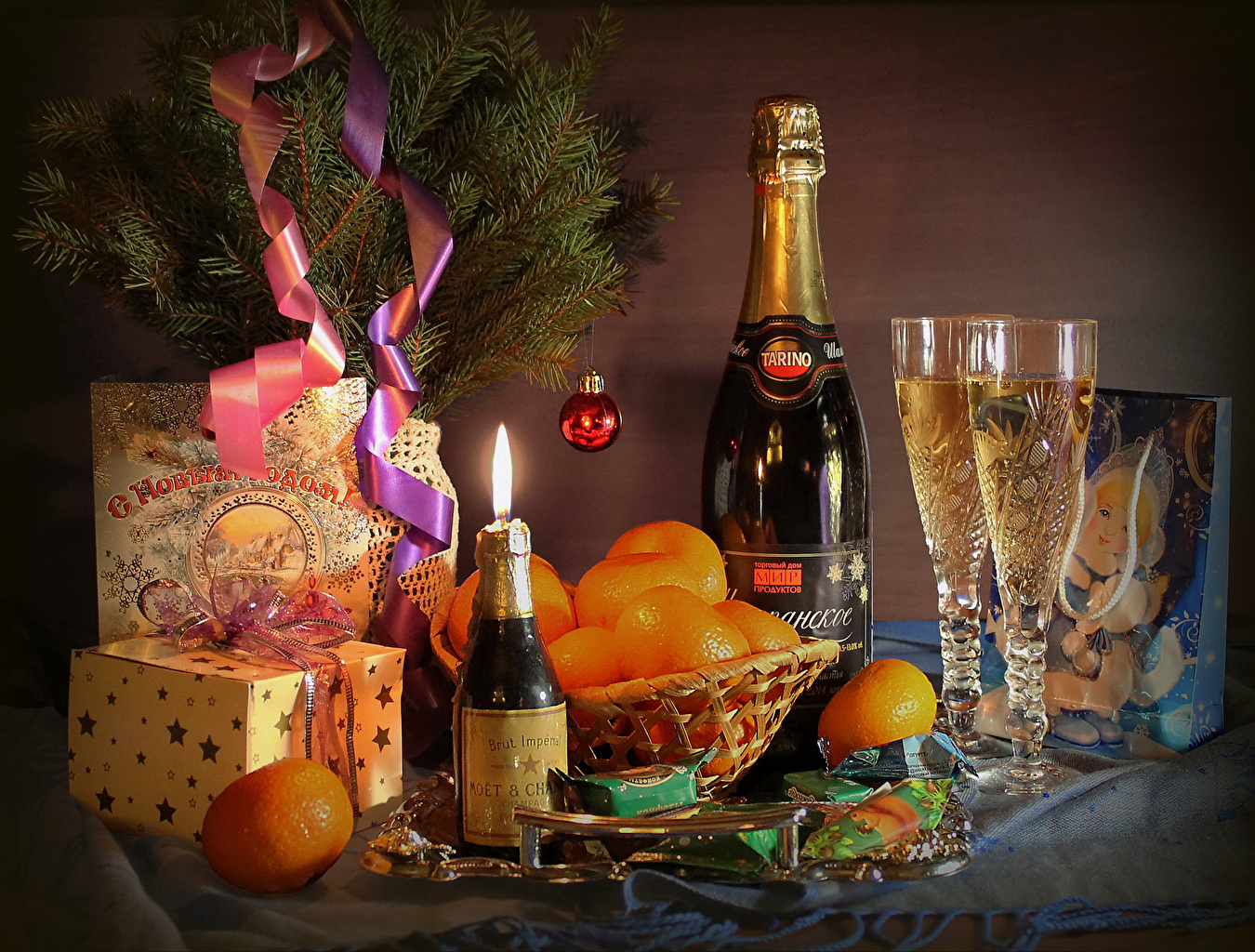 Christmas_Holidays_Still-life_Champagne_Mandarine_538589_1350x1024.jpg